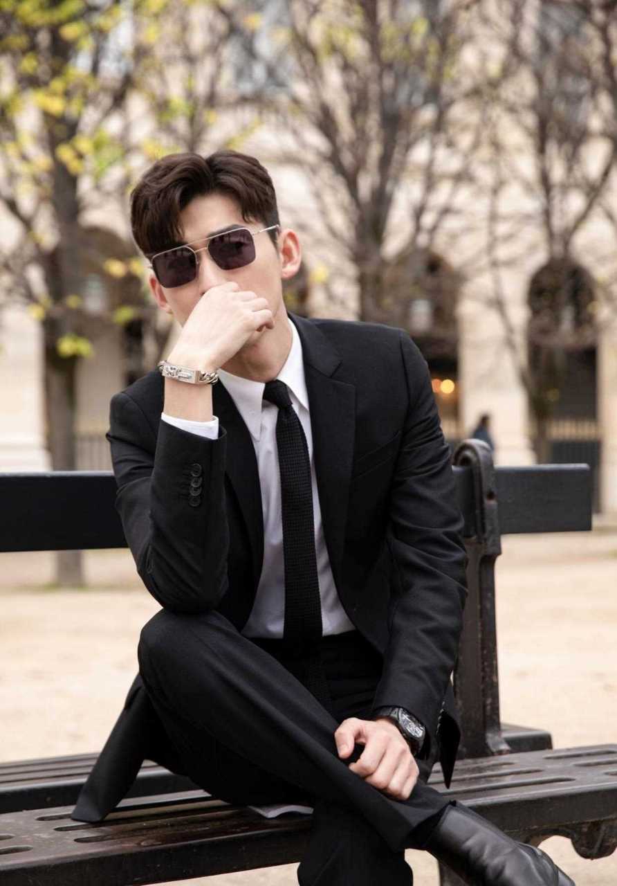 张翰还是那么帅气,黑色西装干练霸气,搭配上白衬衫和黑色领带,绅士