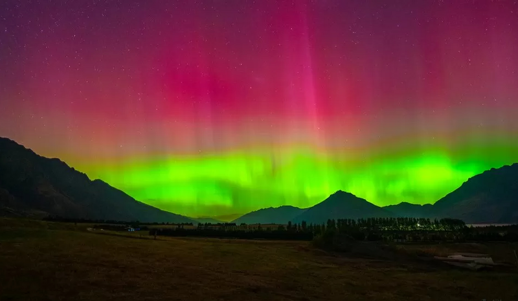 点击我主页的文章了解南极光的形成原理与易于观测地区.#南极光