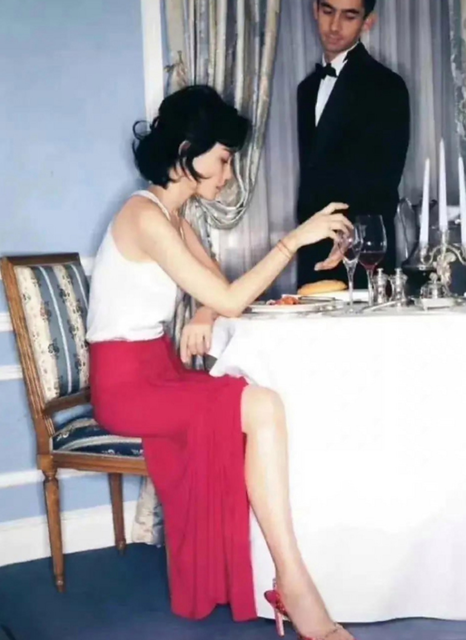 王菲九十年代照片,光看侧脸就很动人,怪不得被李亚鹏,谢霆锋追捧