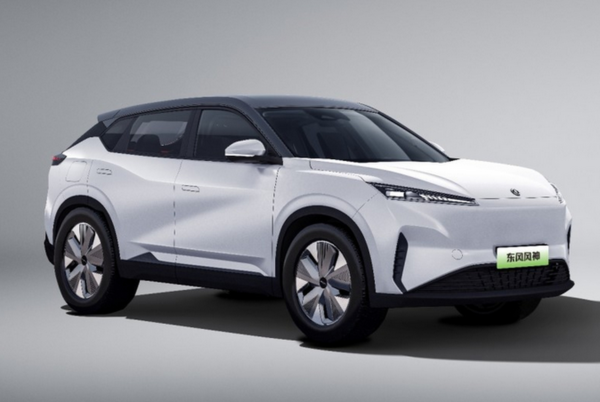 东风风神公布了s01(内部代号)的新车官图,新车定位为五座纯电动suv
