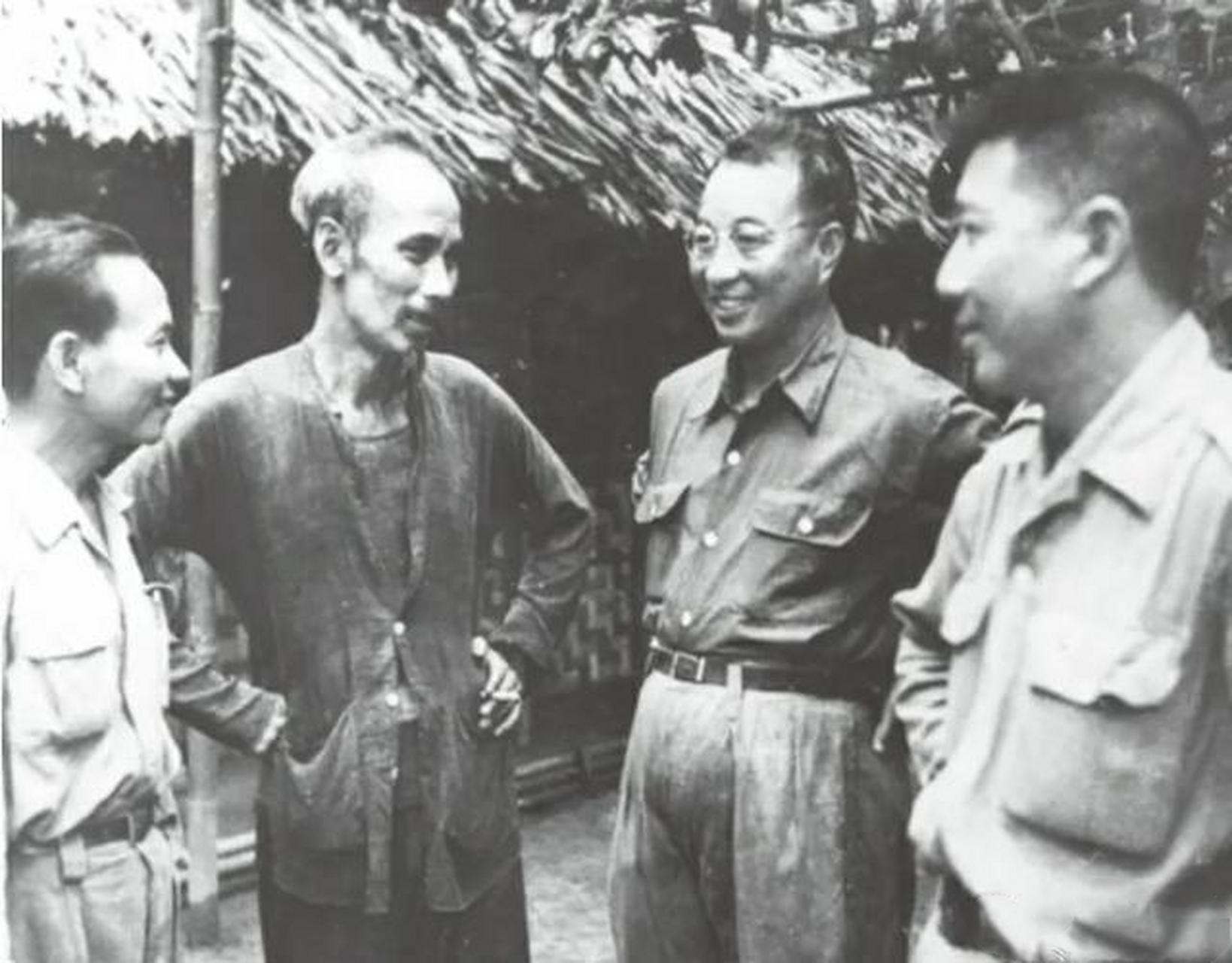 建国初,陈赓将军于胡志明等人在越南的一张合影,照片上的陈赓,正在与