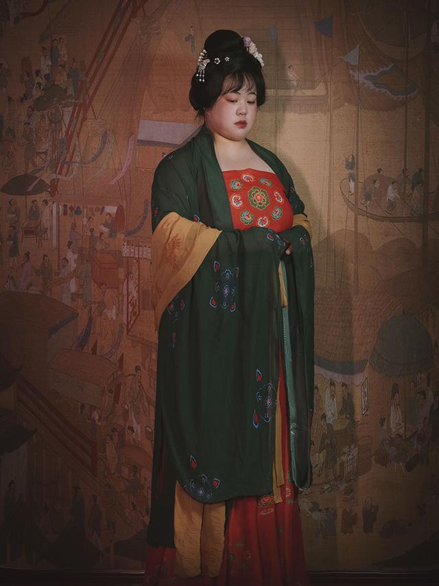 适合微胖女生的汉服:【墨绿大袖衫 红色诃子裙】