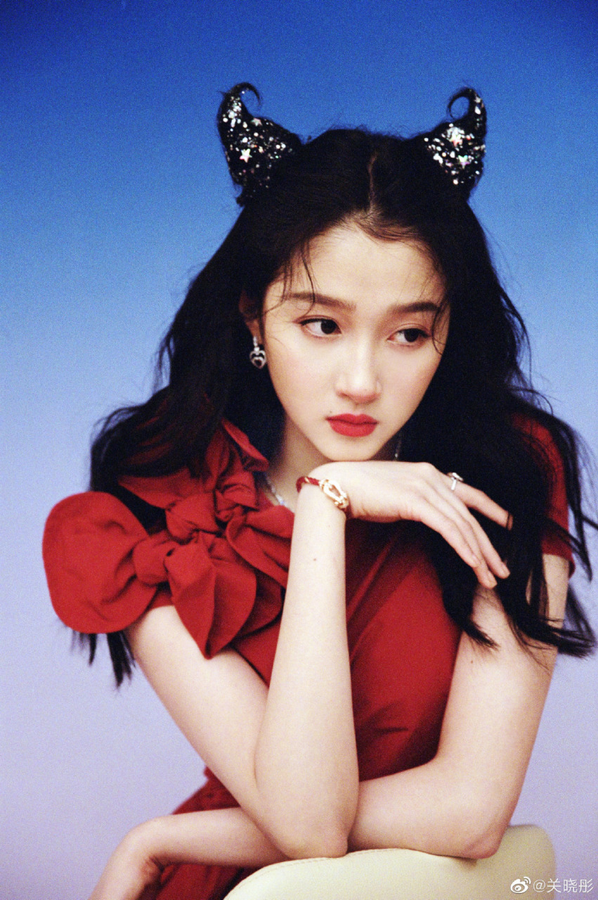 美少女关晓彤参加2021的央视春晚的造型曝光.