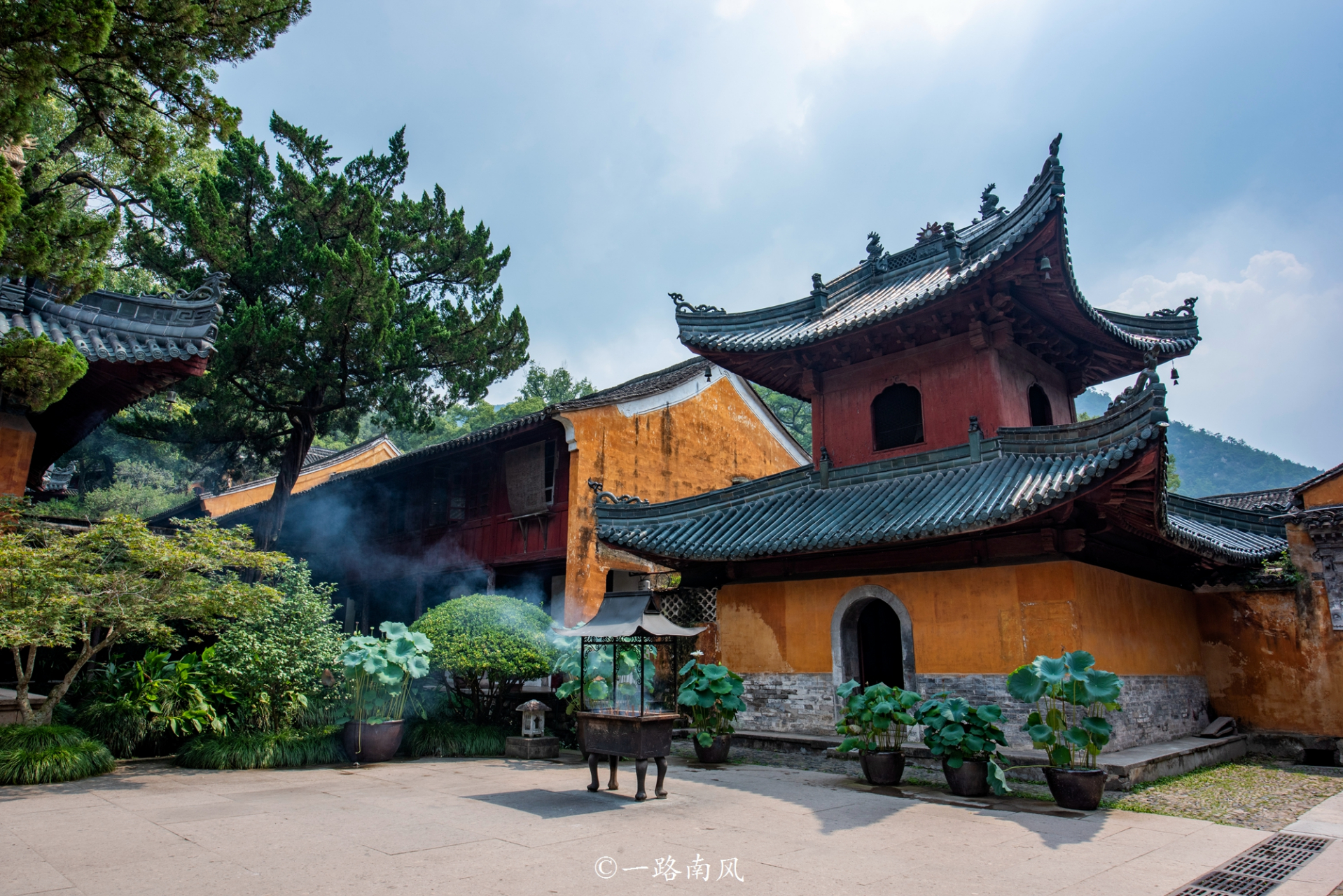 景区的门票大多数不便宜,但浙江的杭州西湖和台州市天台县的国清寺却