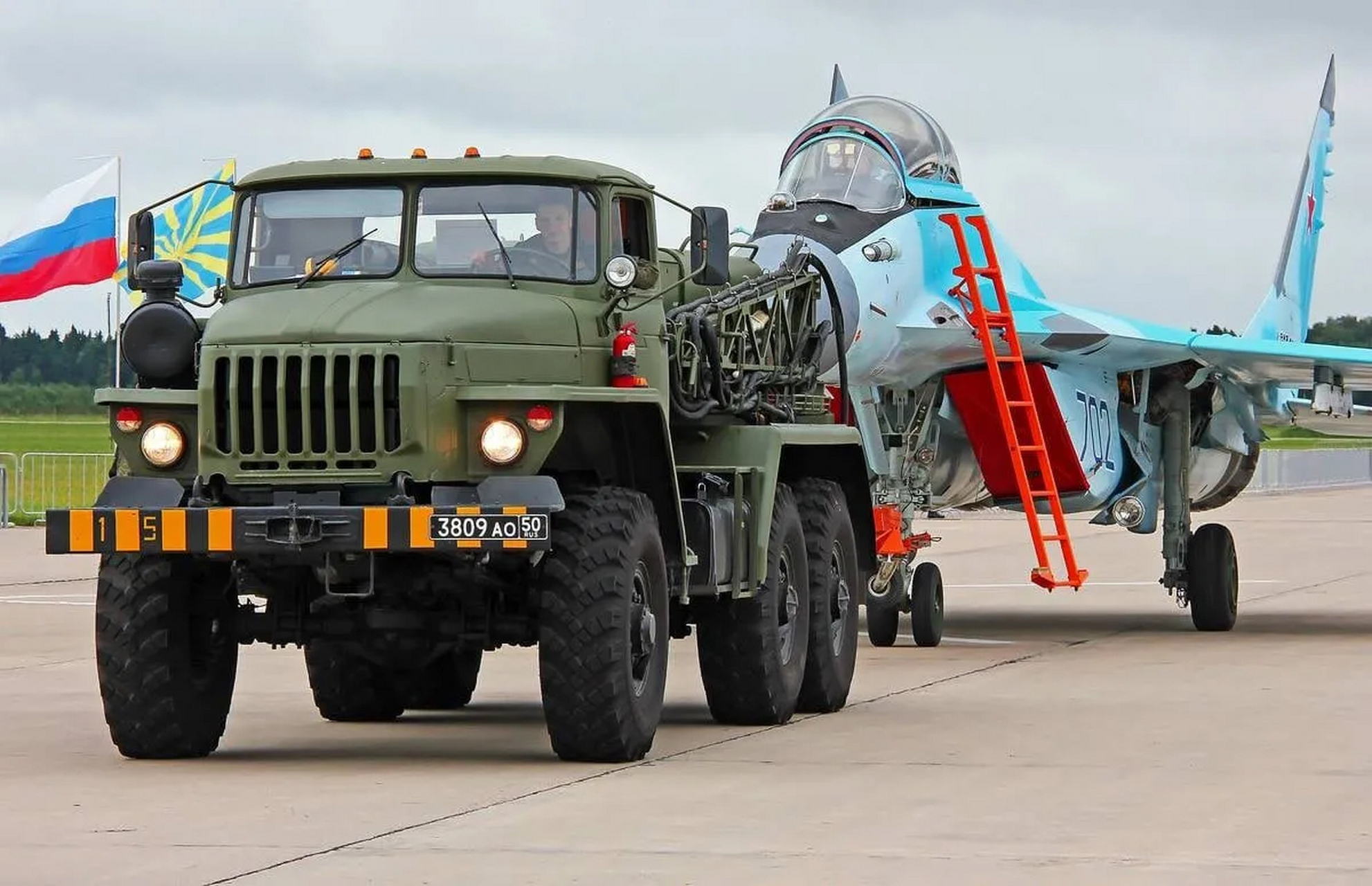 俄罗斯空天军的各型军用飞机,牵引车都是一些大型车辆.