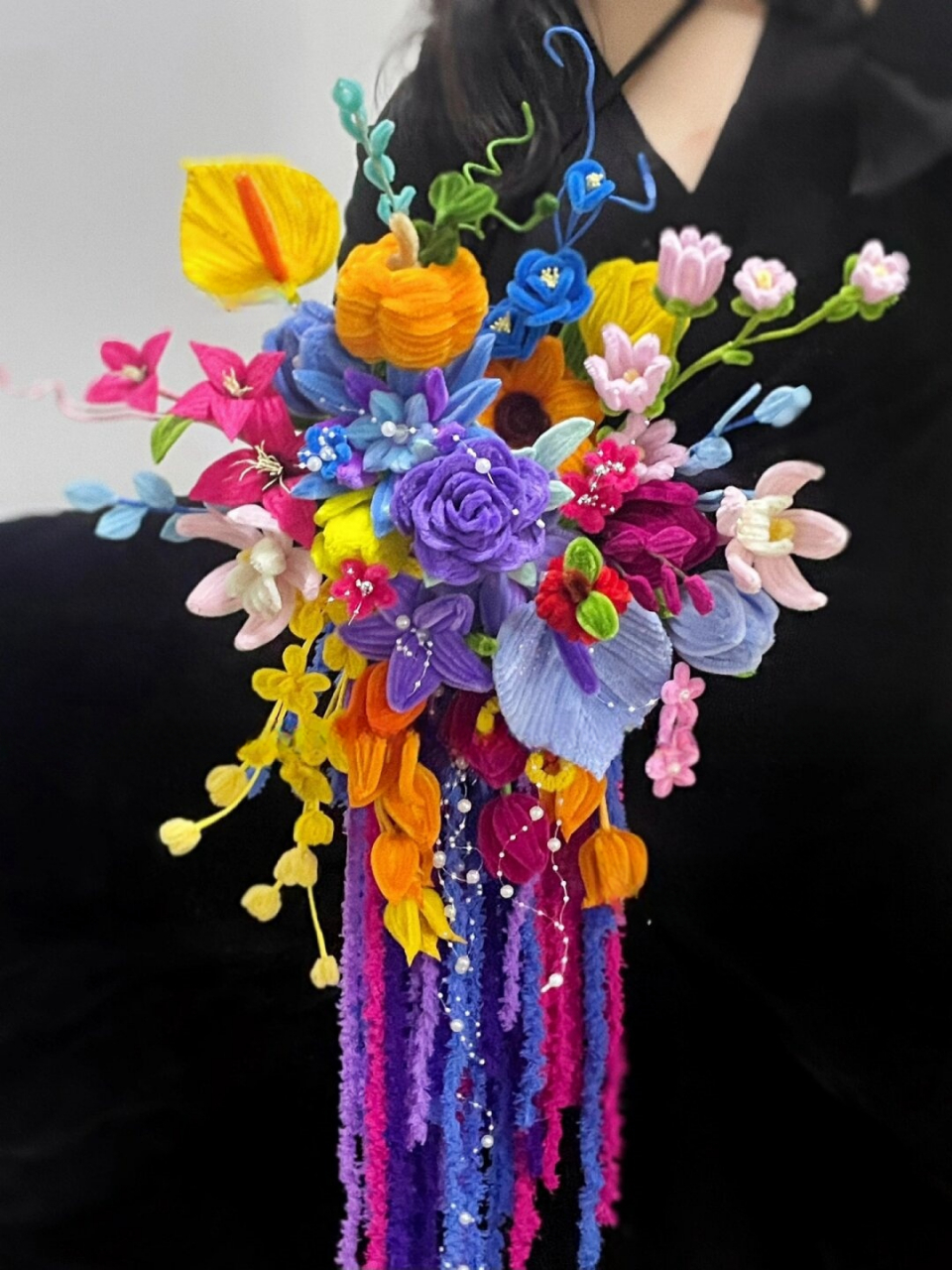 五彩斑斓的扭扭棒:创意无限的手工艺品  这款彩色手工艺品的设计很有