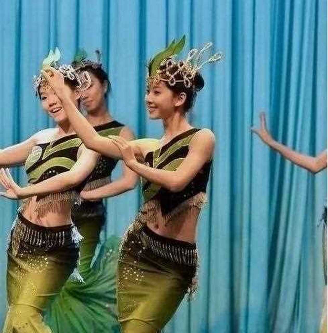 [红牌] 章泽天平时给大家的印象只是脸长得清纯稚嫩,其实她当初是学校