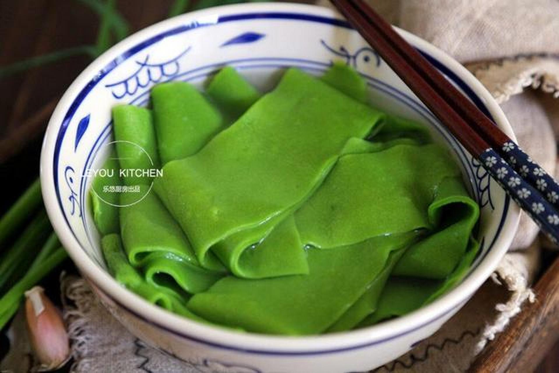 5厘米宽的菠菜面,放两三根就是一大碗.
