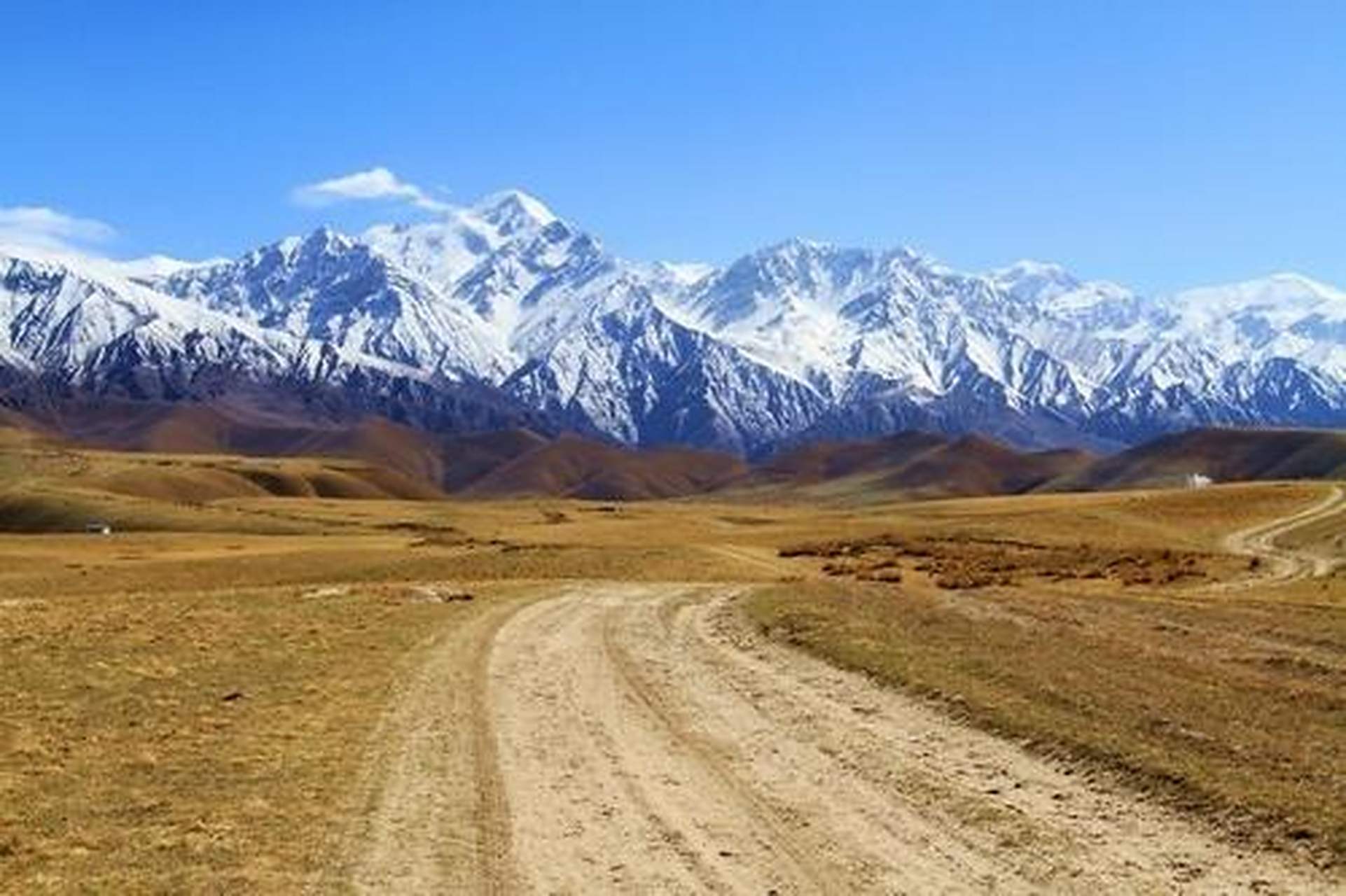 那棱格勒峡谷位于昆仑山区,是一个险恶和神秘的旅游禁地.