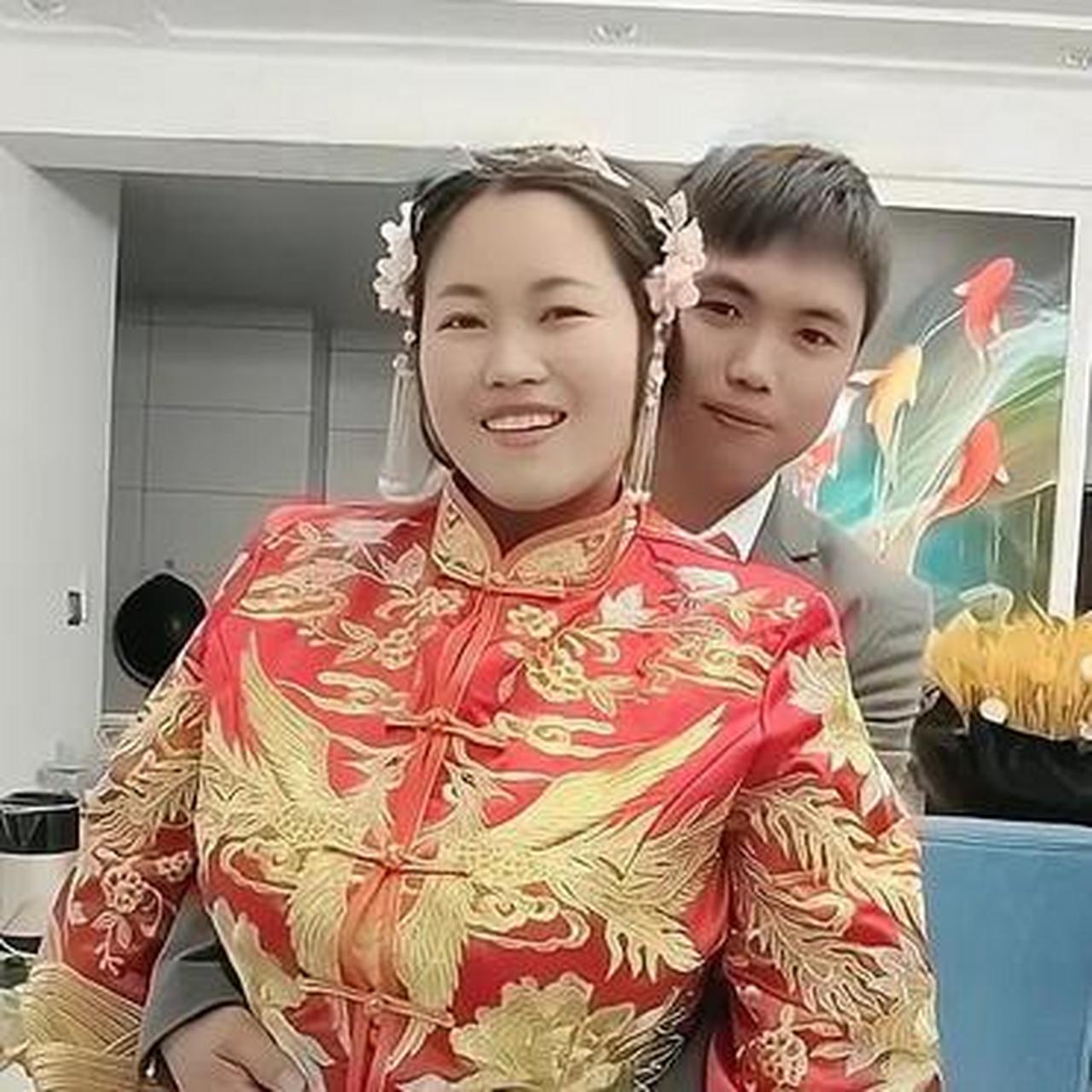 50岁阿姨跟25岁小伙结婚,你可别说还真看不出来年龄差.