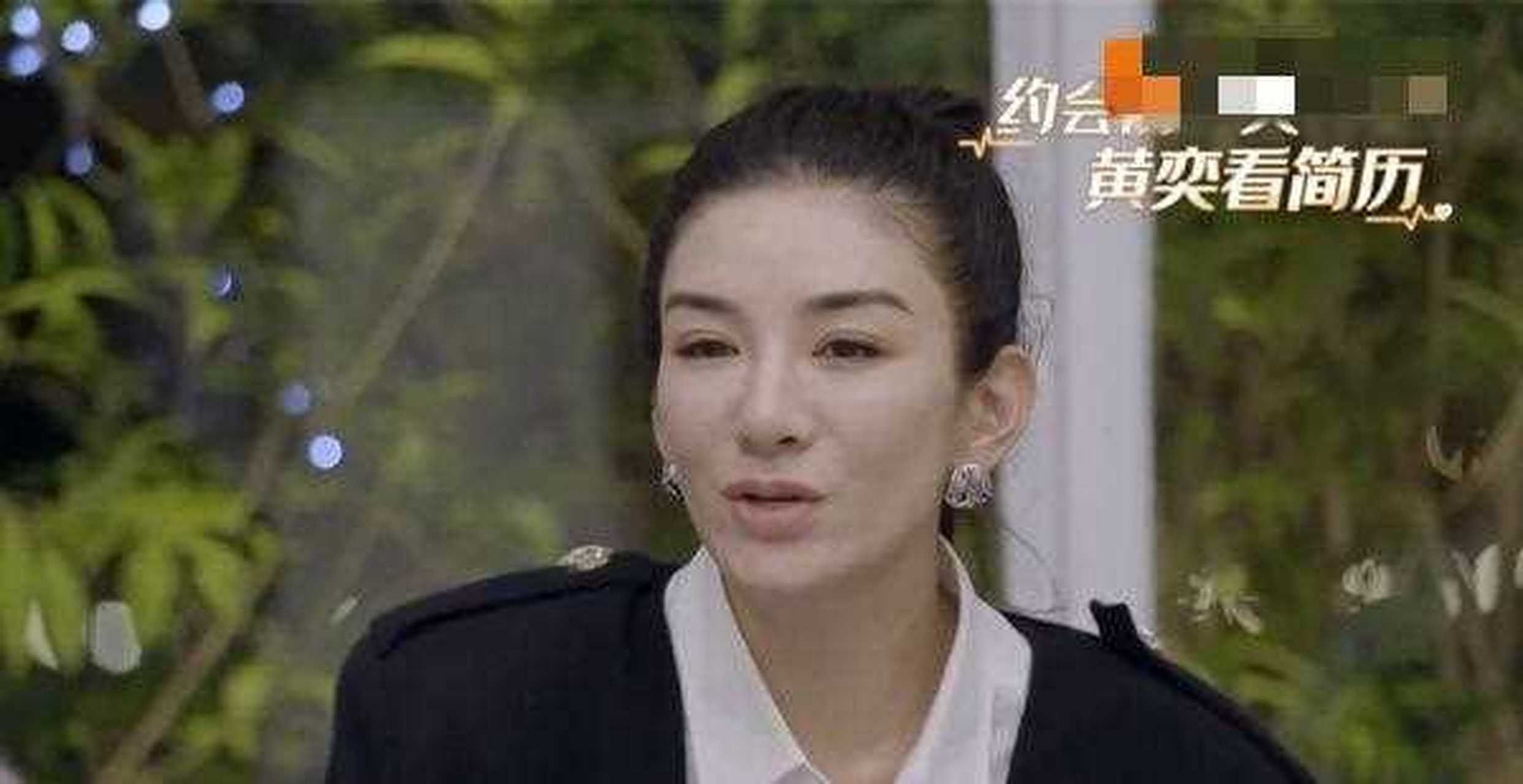 黄奕在节目中和小15岁男孩相亲,男孩曾被称为"央视最帅男主播".