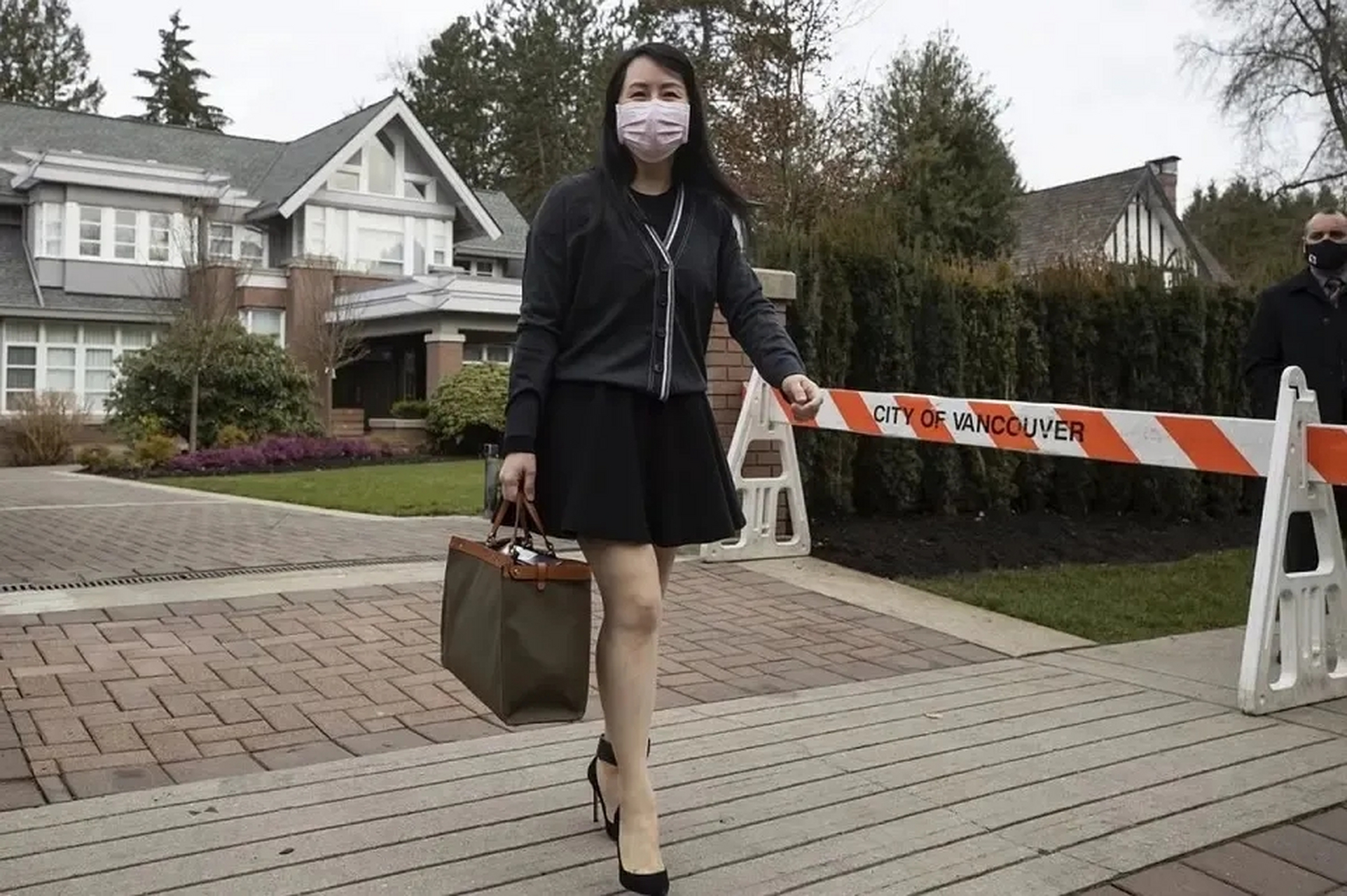 孟晚舟出庭t台秀,最新街拍是一身香奈儿套装,艳丽的颜色本来很难hold