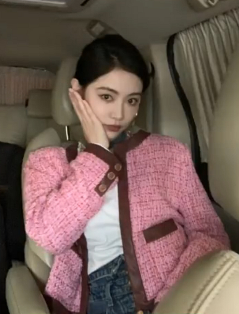 许佳琪粉色小香风车内自拍# 许佳琪粉色小香风车内自拍四宫格,是慈照