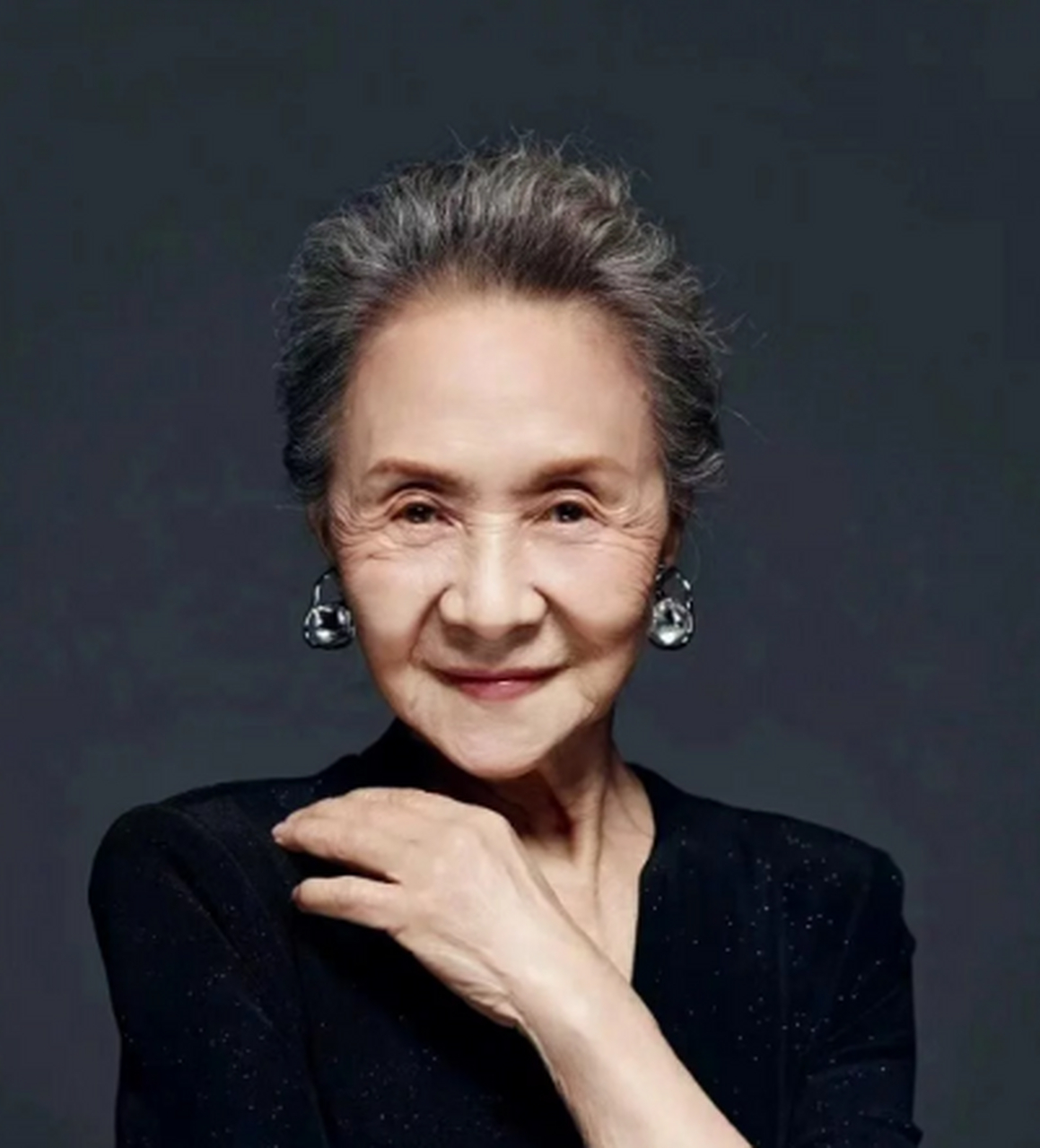 85岁吴彦姝才真是奶奶辈榜样,机场秀美如画,身姿比年轻人还挺拔