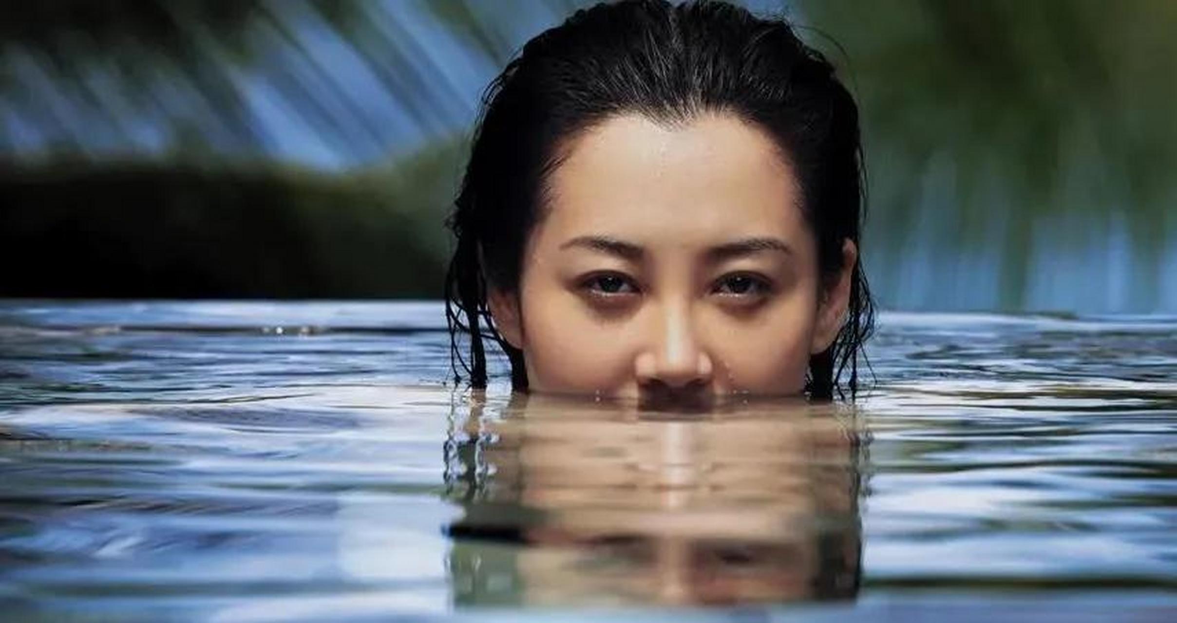 水中的许晴可谓是风情万种,她的美,魅,是会令一个女人都嫉妒的,都无法