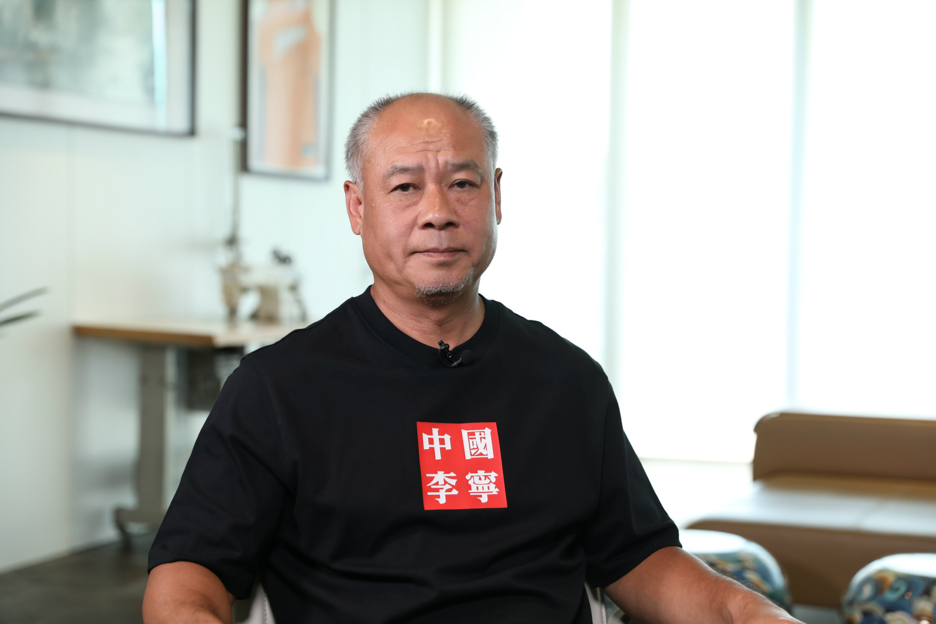 35年前的4月13日,25岁的"体操王子"李宁宣布退役.