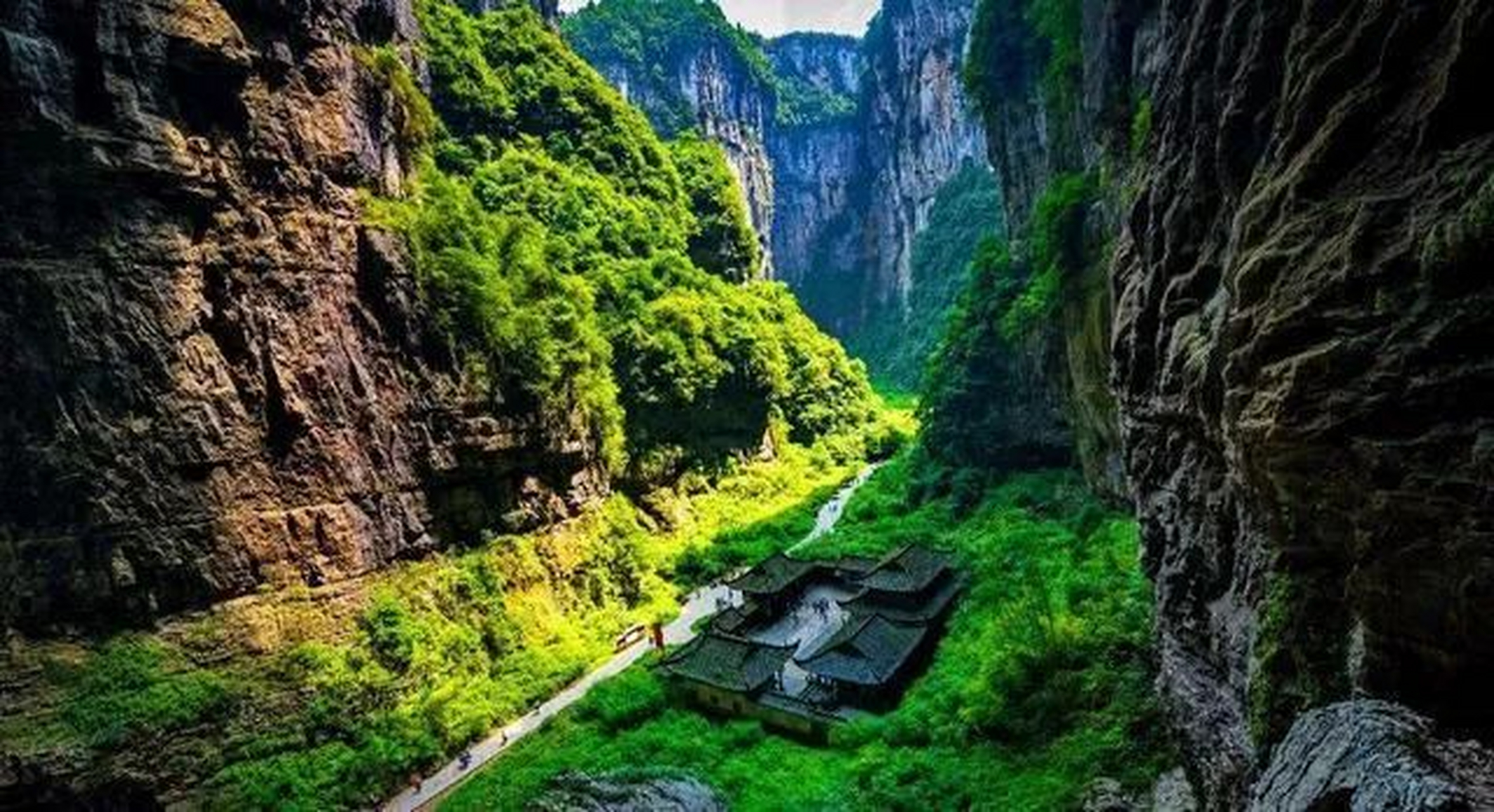 武隆喀斯特旅游区位于重庆市武隆区,这里有着千姿百态的喀斯特地貌