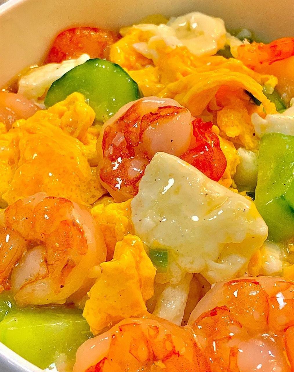 什锦炒鸡蛋 98所需食材:虾仁,黄瓜,鸡蛋,葱蒜若干.