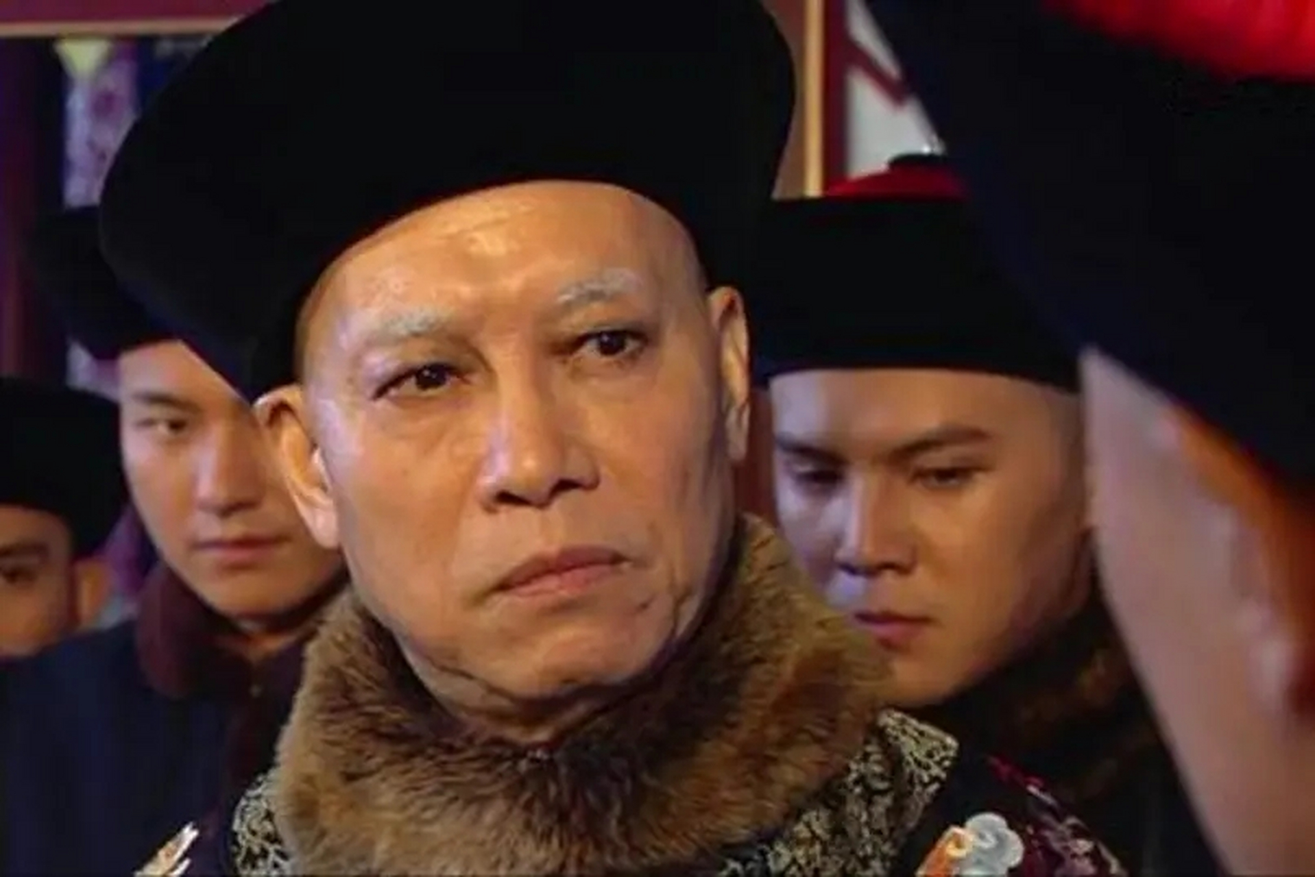 一天,同治小皇帝正在看小太监们摔跤,突然安得海远远地走过来,见皇帝