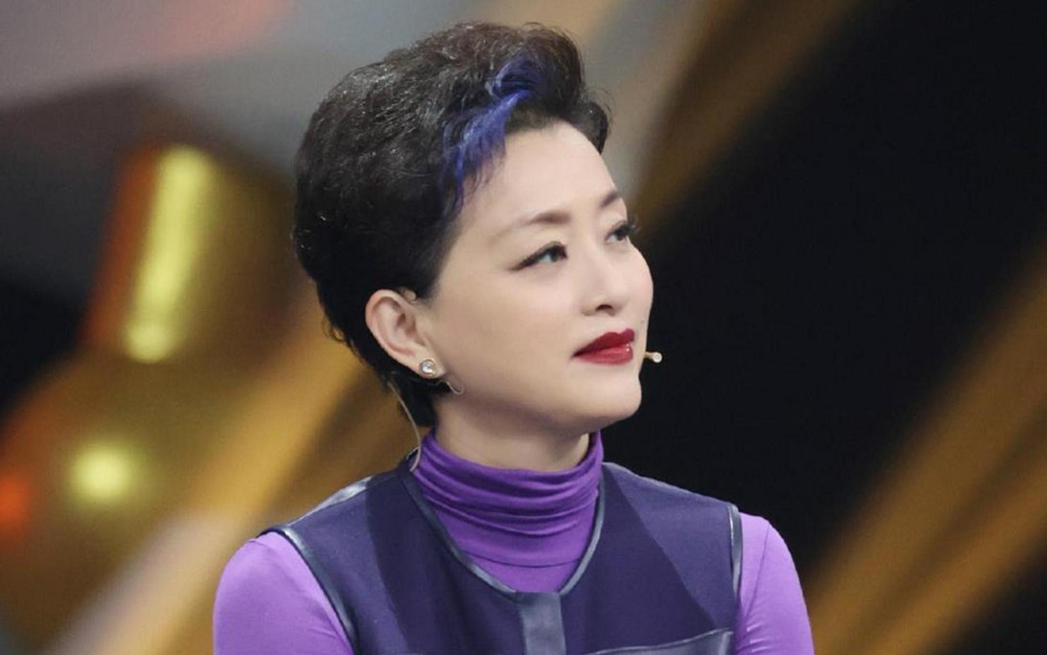 在一次综艺节目里,杨澜直夸关晓彤:"晓彤绝对是被演戏耽误的天才!