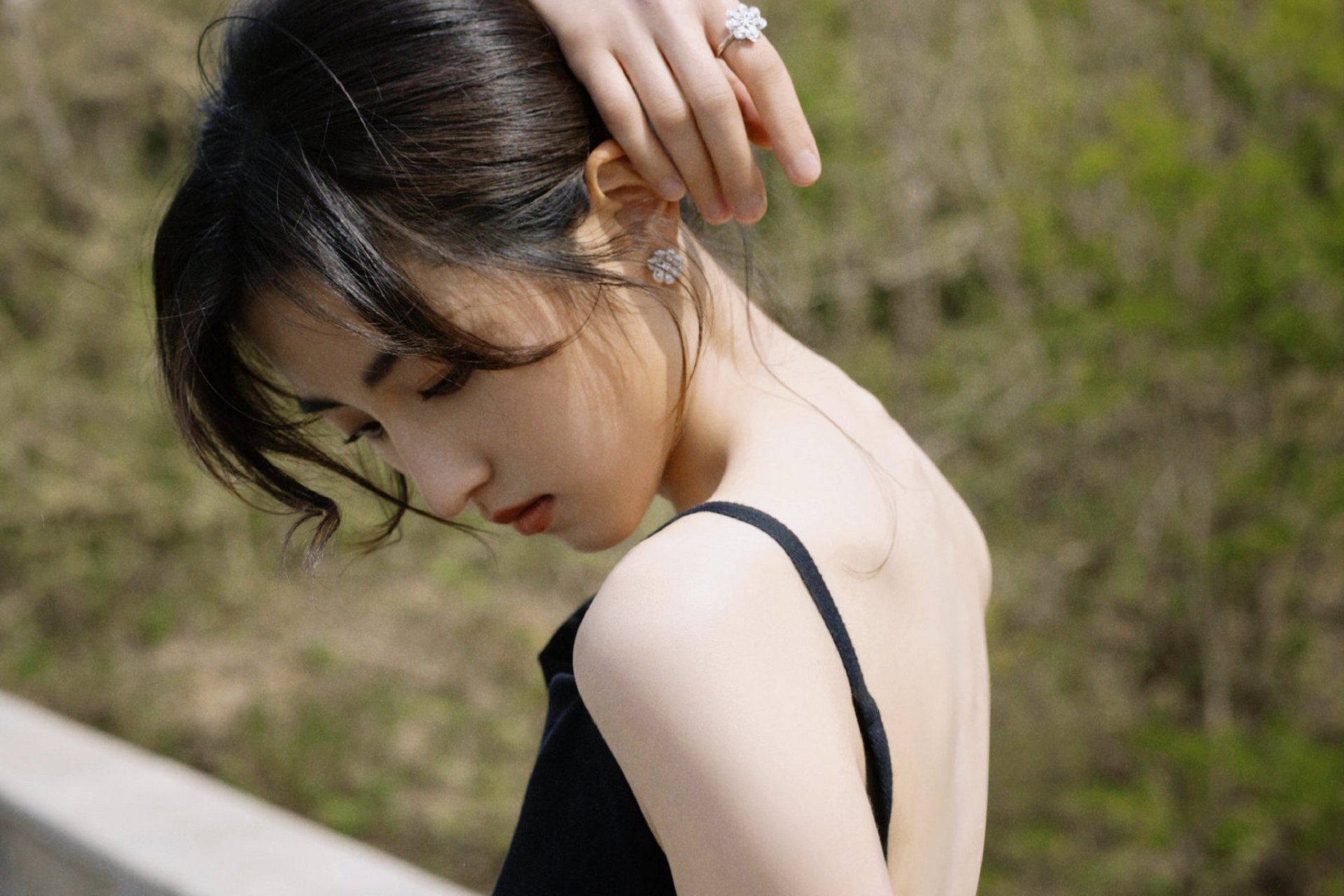 张子枫北影节造型,黑色露背吊带裙造型简约大方,轻轻扎起来的头发很有