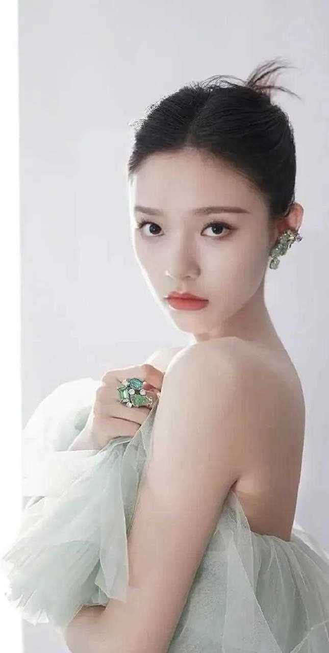 林允职业生涯中发生了一件最重要的事情,还挺有意思的 是拍美人鱼,在