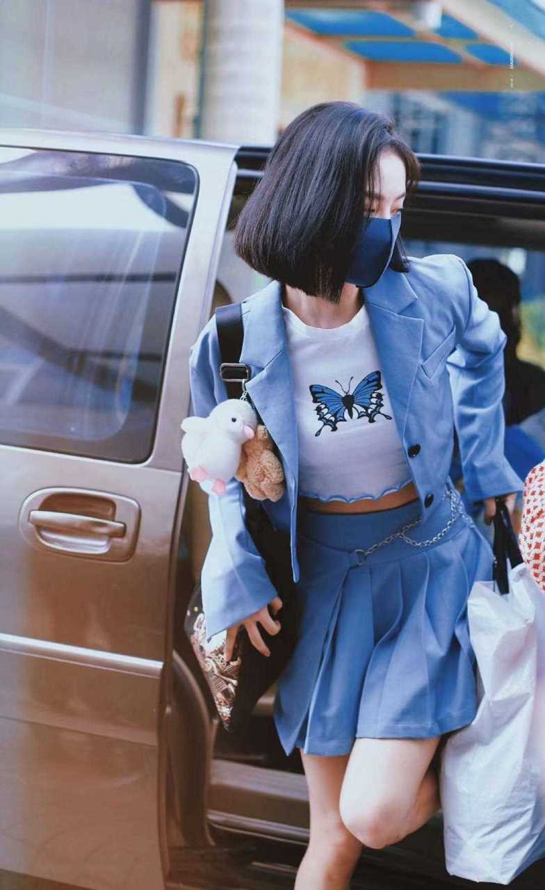 许佳琪 in thugrosepre-fall蓝色廓形衬衣 蓝色宫廷束腰马甲背心.