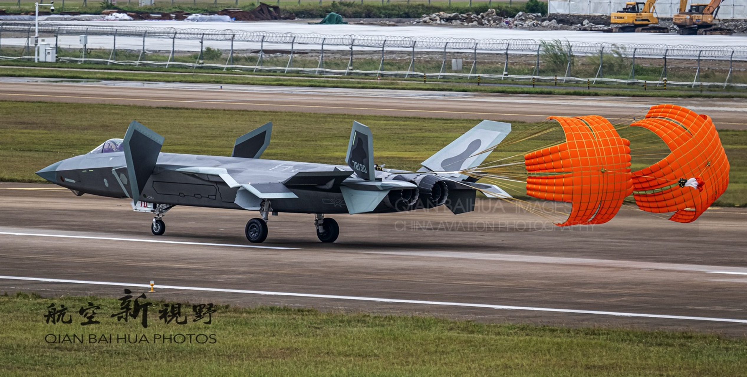 美国空军f-22隐形战斗机降落后 vs 中国空军歼-20隐形战斗机降落后