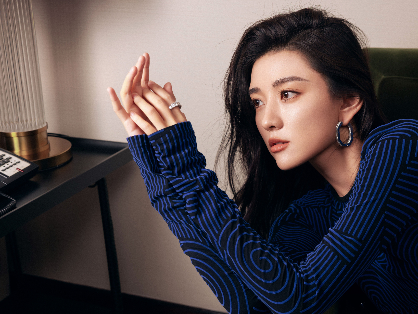 梁洁最新营业图:东方韵,明眸似水,秋意落朱~~姐姐美美哒!  #梁洁