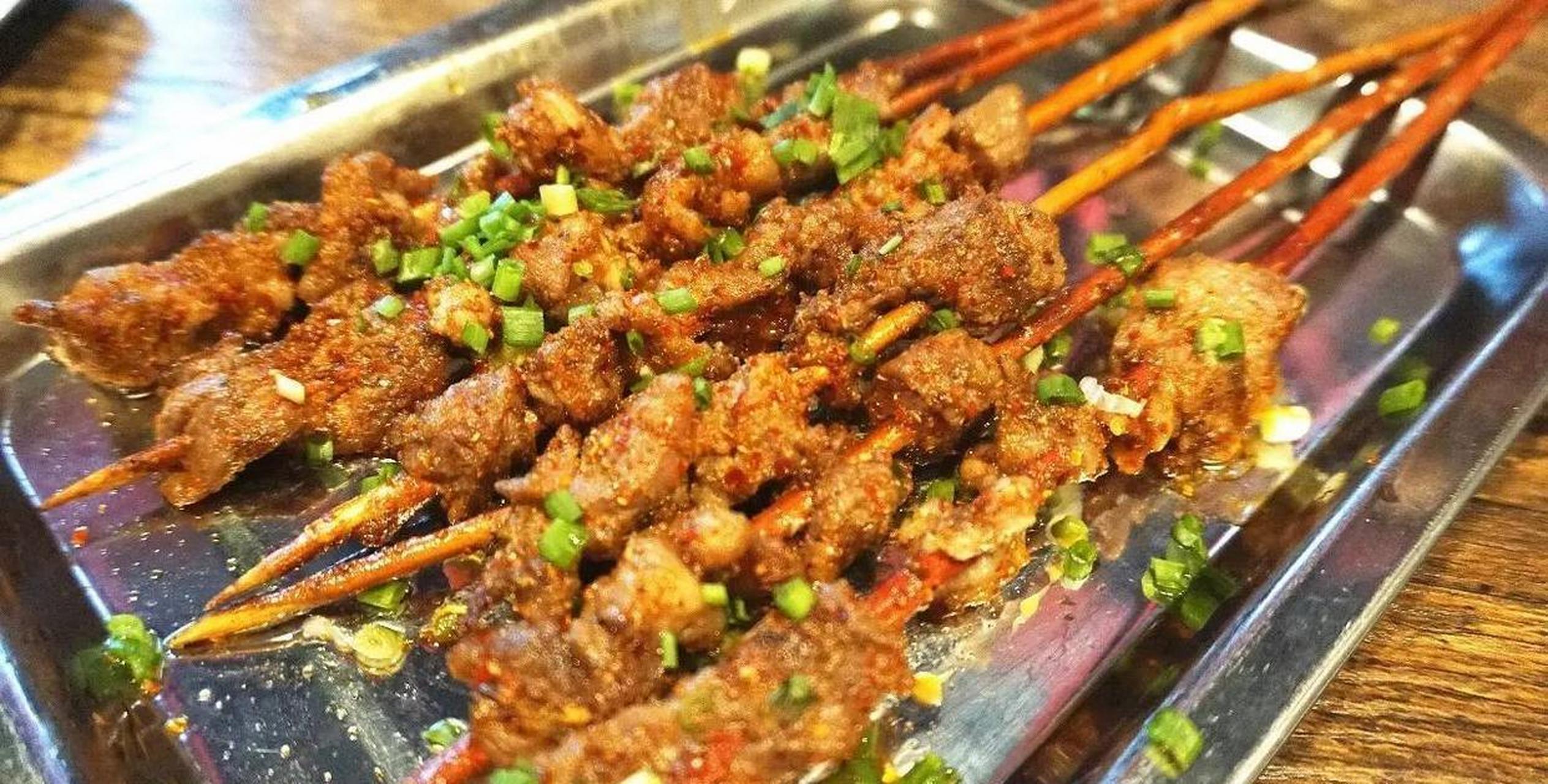 你说你就吃了两个面筋一个肉串