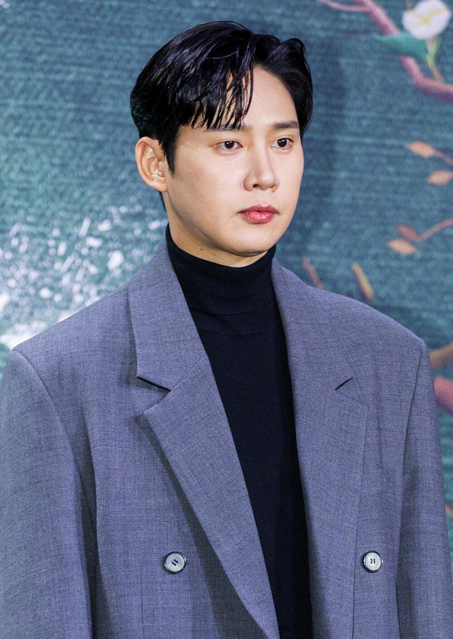 《黑暗荣耀2》全在俊扮演者朴成勋坠楼掉进工地水泥的戏没用替身,两个