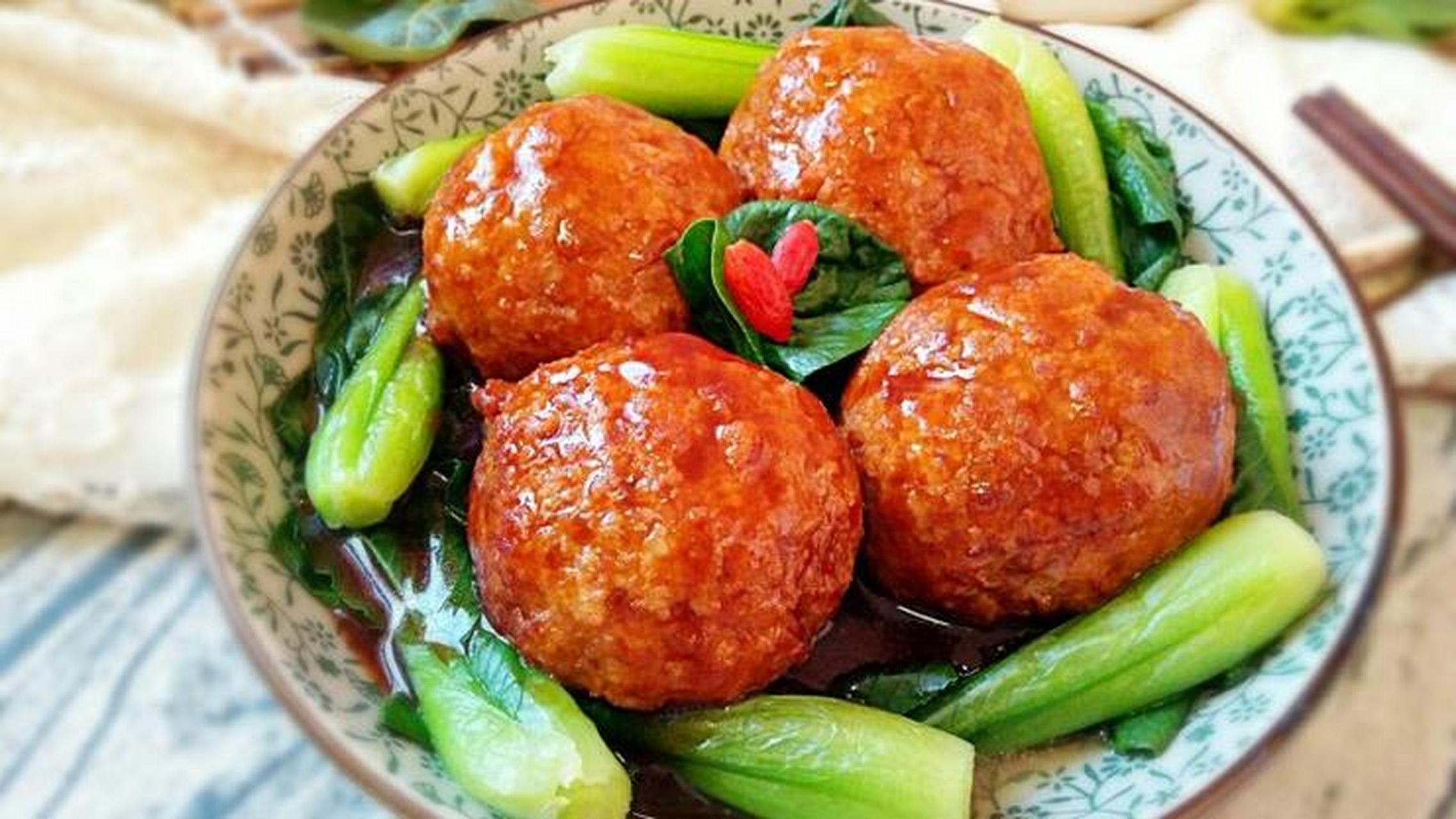 99四喜丸子的做法99  99四喜丸子是一道中国传统的菜肴,通常由