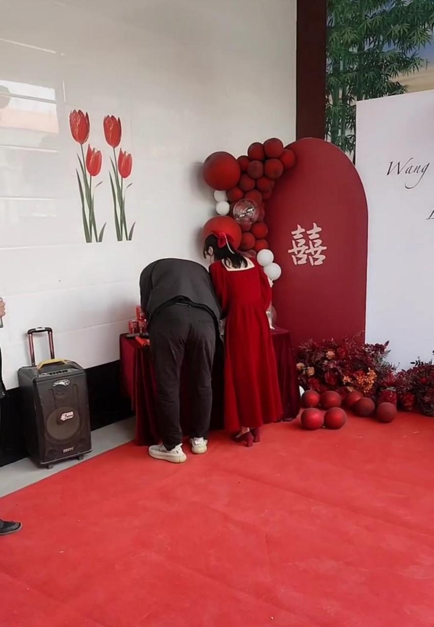 我们农村订婚现场,最萌身高差,男朋友长的还可以哦!