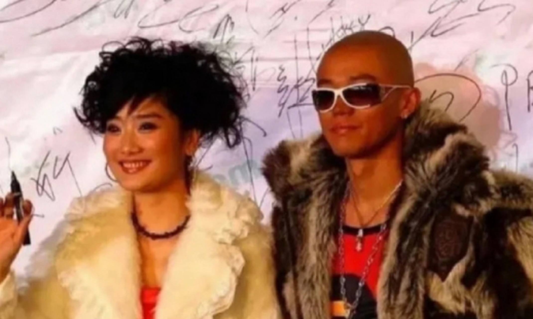 凤凰传奇以前的造型真的很像黑帮的大哥大姐[大笑]#凤凰传奇# #我要上