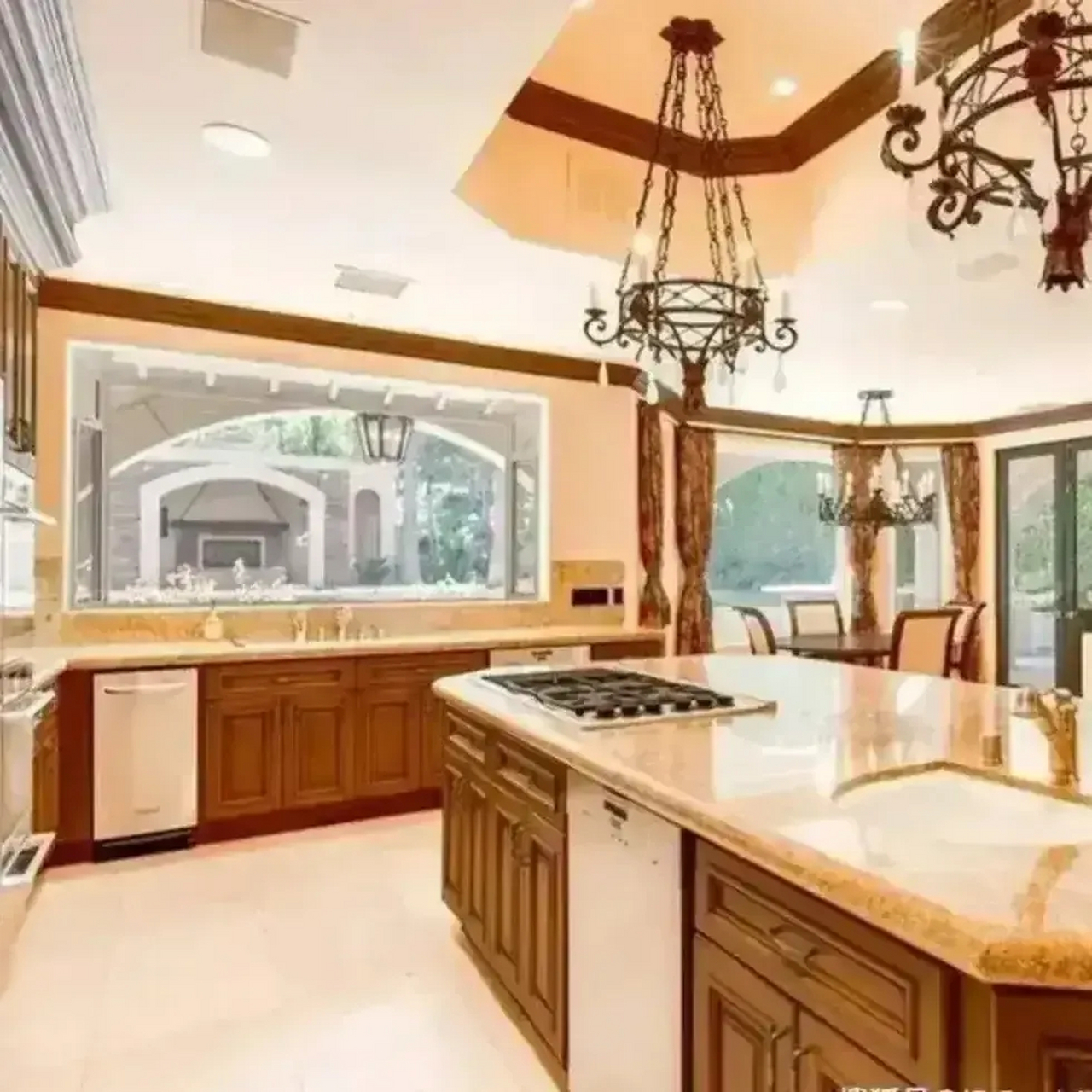 董卿美国豪宅大曝光,简直就是贫穷限制了我们的想象,光豪宅内就有7间