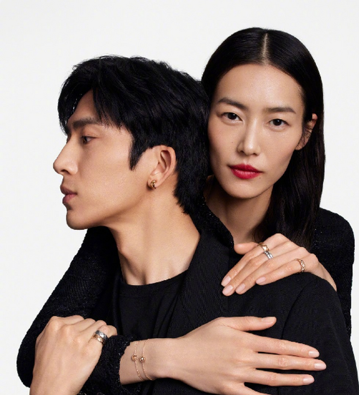 井柏然刘雯甜蜜相拥合体大片,男帅女美,大表姐一如既往的气质范.