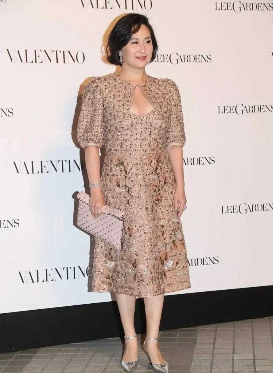 60岁何超琼出席活动,花甲之年仍有窈窕曲线,依旧还是非常的优雅,身穿