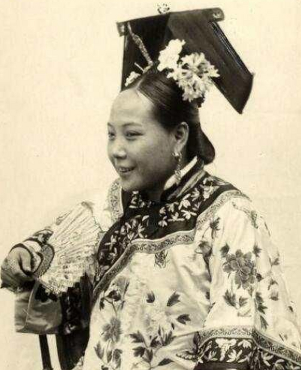 清朝老照片:典型的"大拉翅"发型,这位清朝贵妇面露笑容,显然她对今天