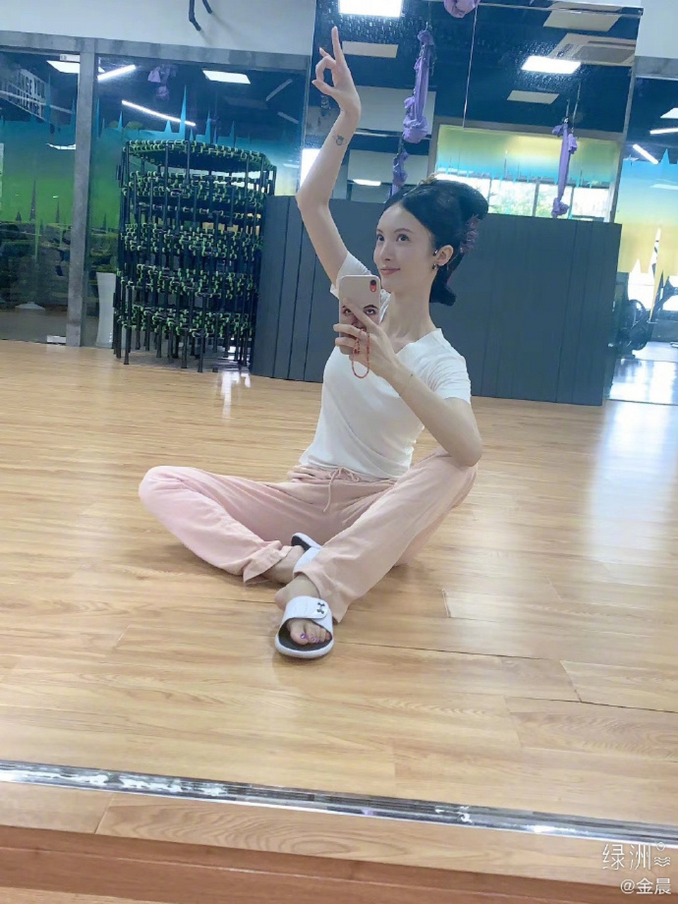 金晨绿洲晒自拍摆手势搞怪 透露一直想做个谐星