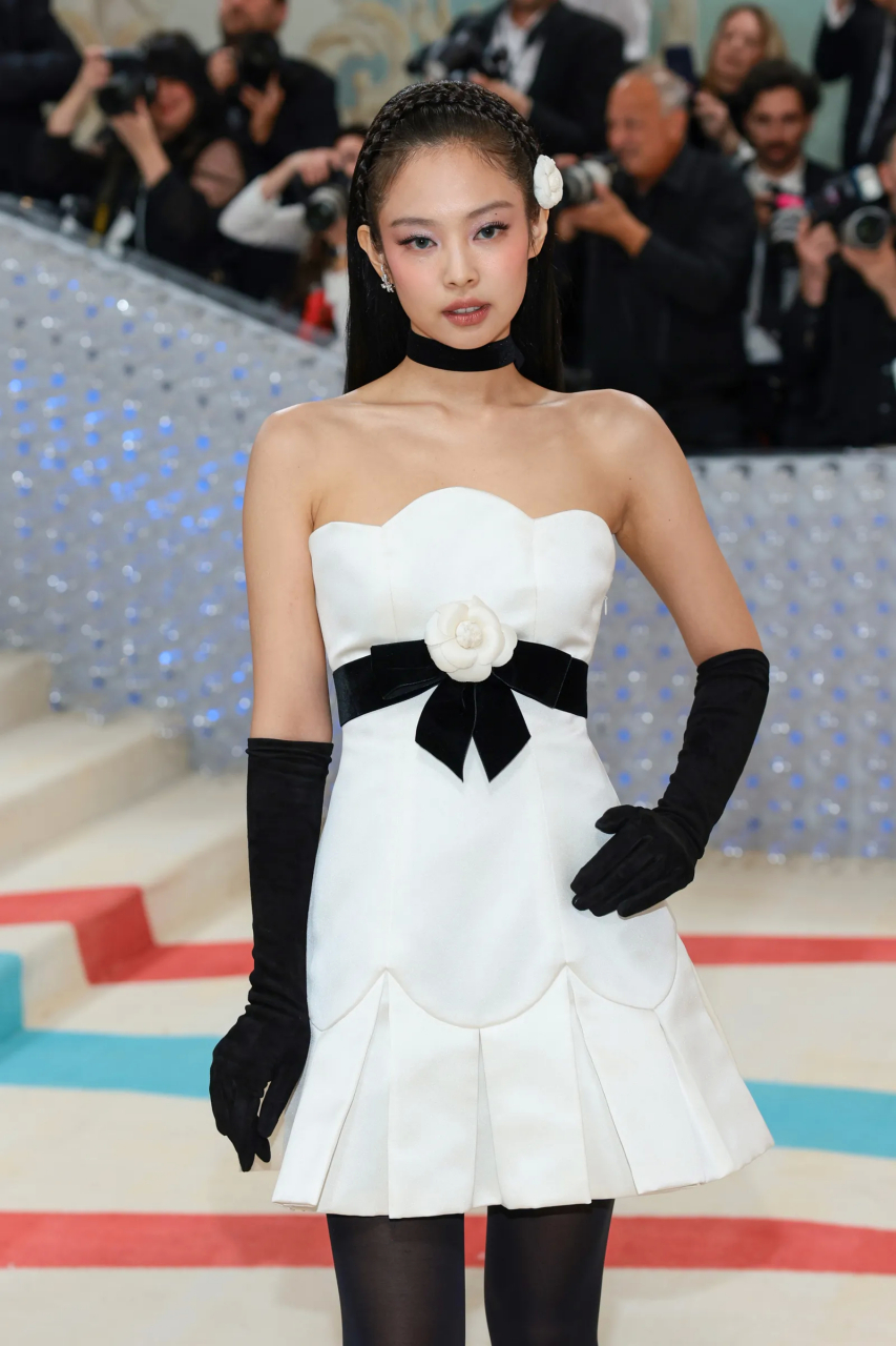 jennie 穿chanel 1990年秋冬古董高定礼服亮相#met gala# 红毯,类似于