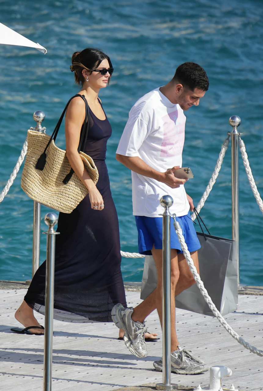 kendall jenner 和新男友度假照,说实话,她穿黑色还是很优雅的.