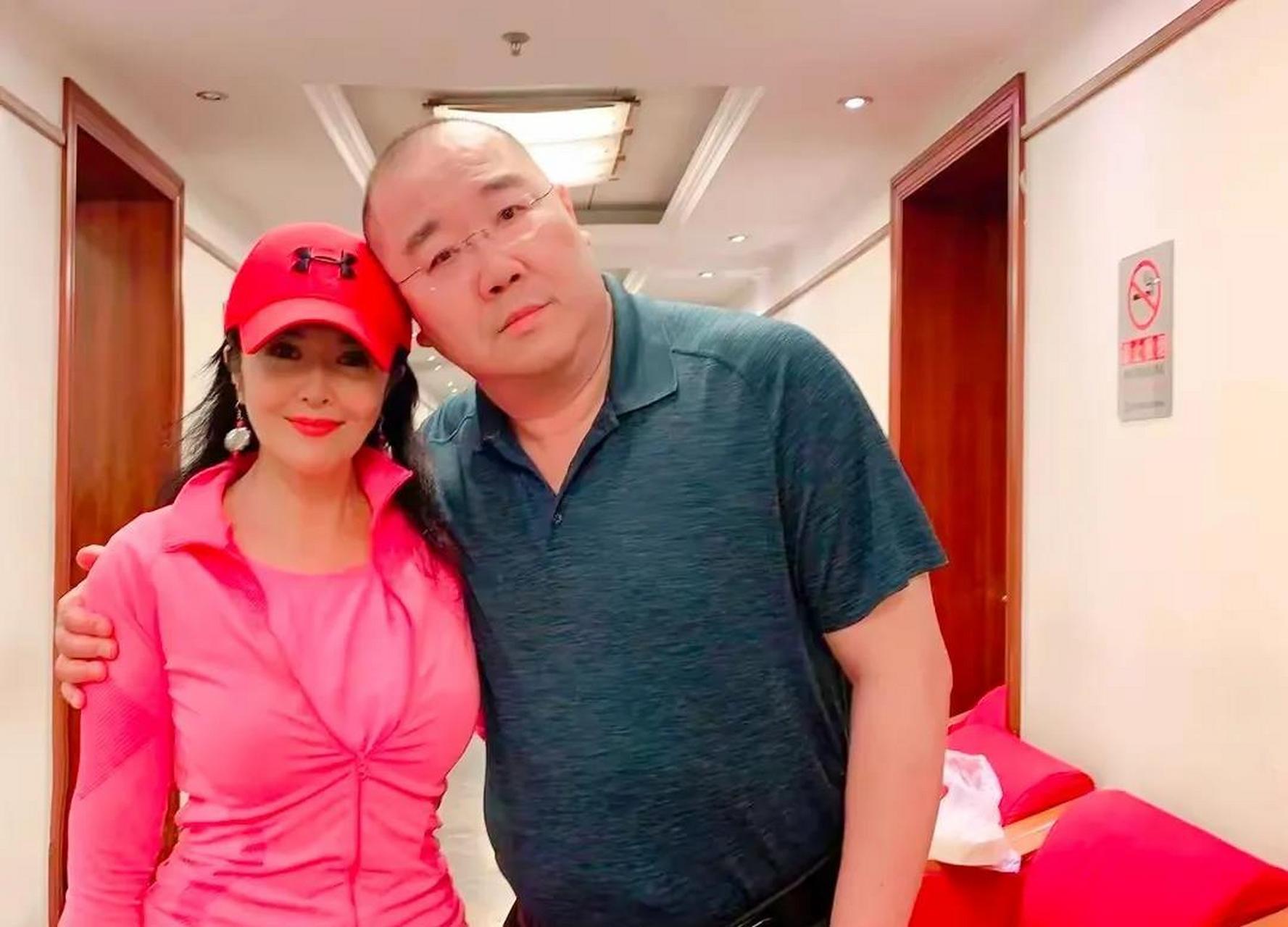 62岁的大牌大胖英达和57岁的绯闻女友田岷搂抱在一起,各种抱姿pose好