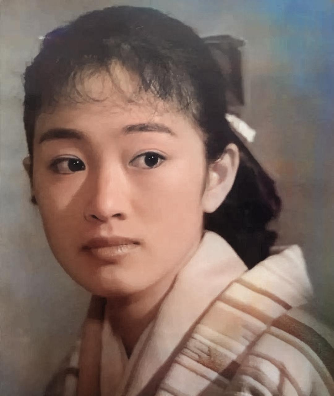 这是学生时代的巩俐的照片.