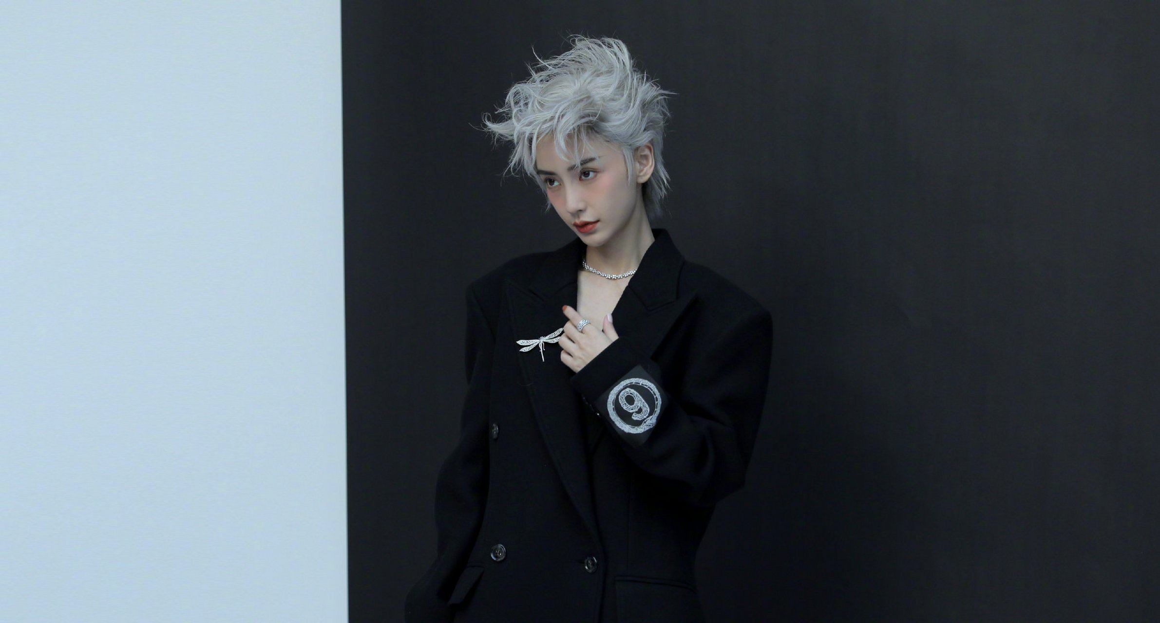 杨颖《t》侧拍花絮,银色短发酷感拉满