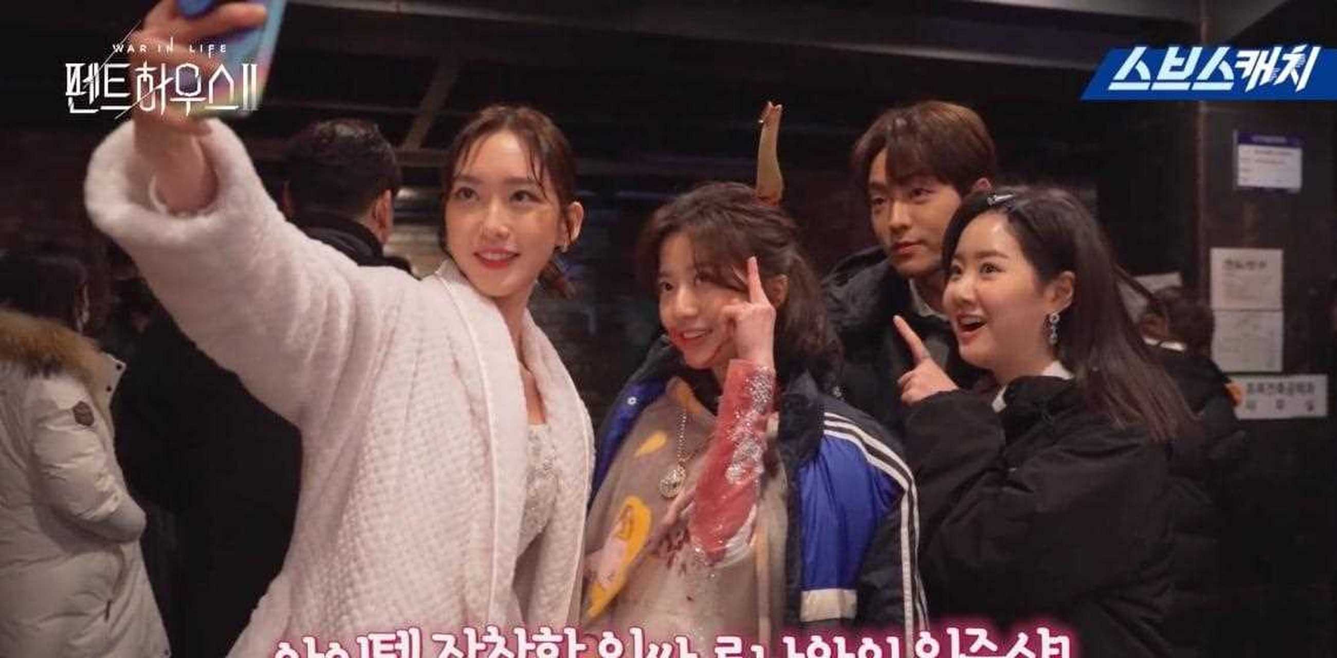 柳真(eugene)照顾她在银幕上的女儿金贤秀(kim hyun soo)在"顶楼2"