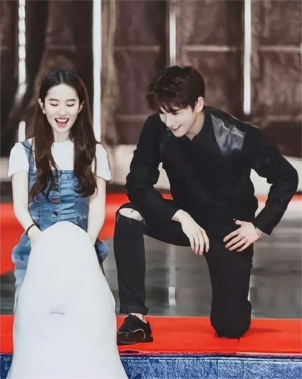 刘亦菲和杨洋的同框,两大颜值山脉,他们俩站一起真的很养眼啊!