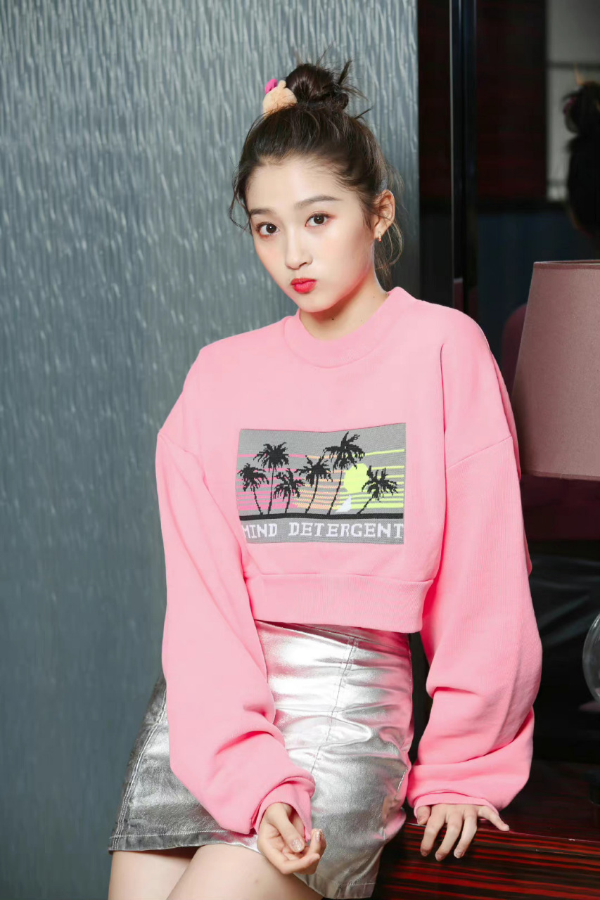 关晓彤穿粉色上衣搭配银色短裙笑容甜美, 灵动俏皮少女活力感爆棚