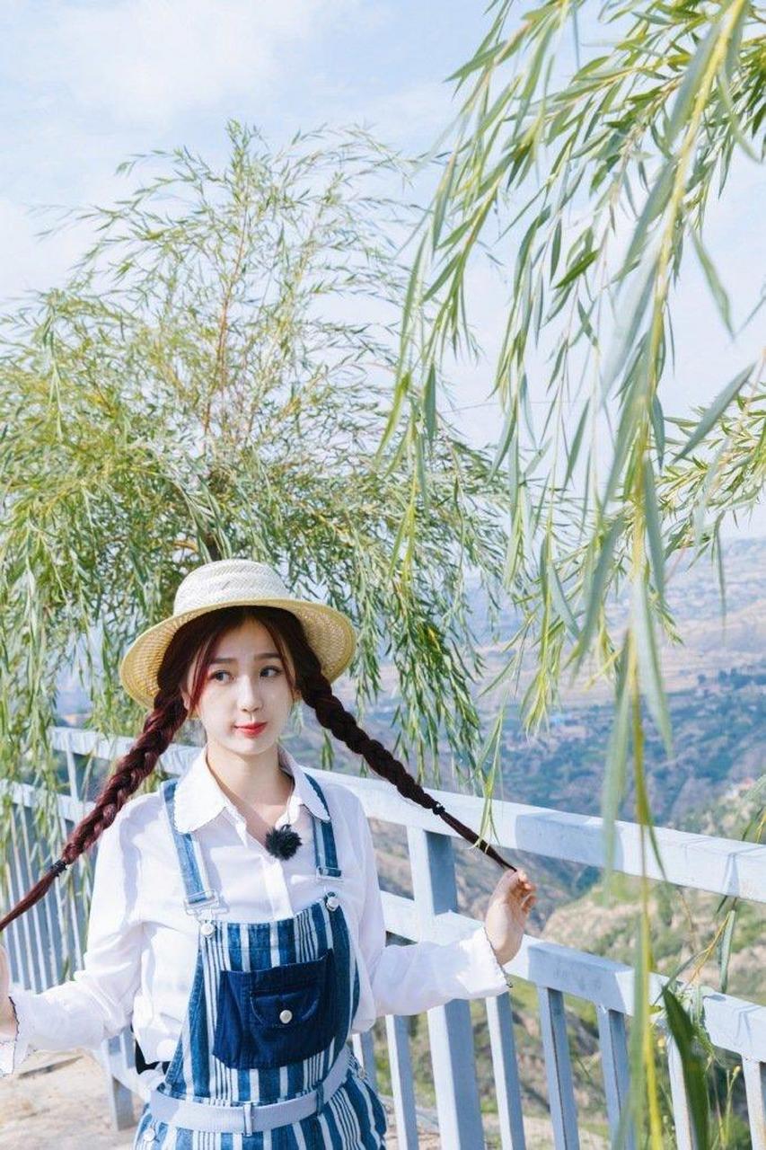 虞书欣着牛仔背带裤很少女,蓝色的条纹背带裤搭配白衬衫清新减龄,活泼