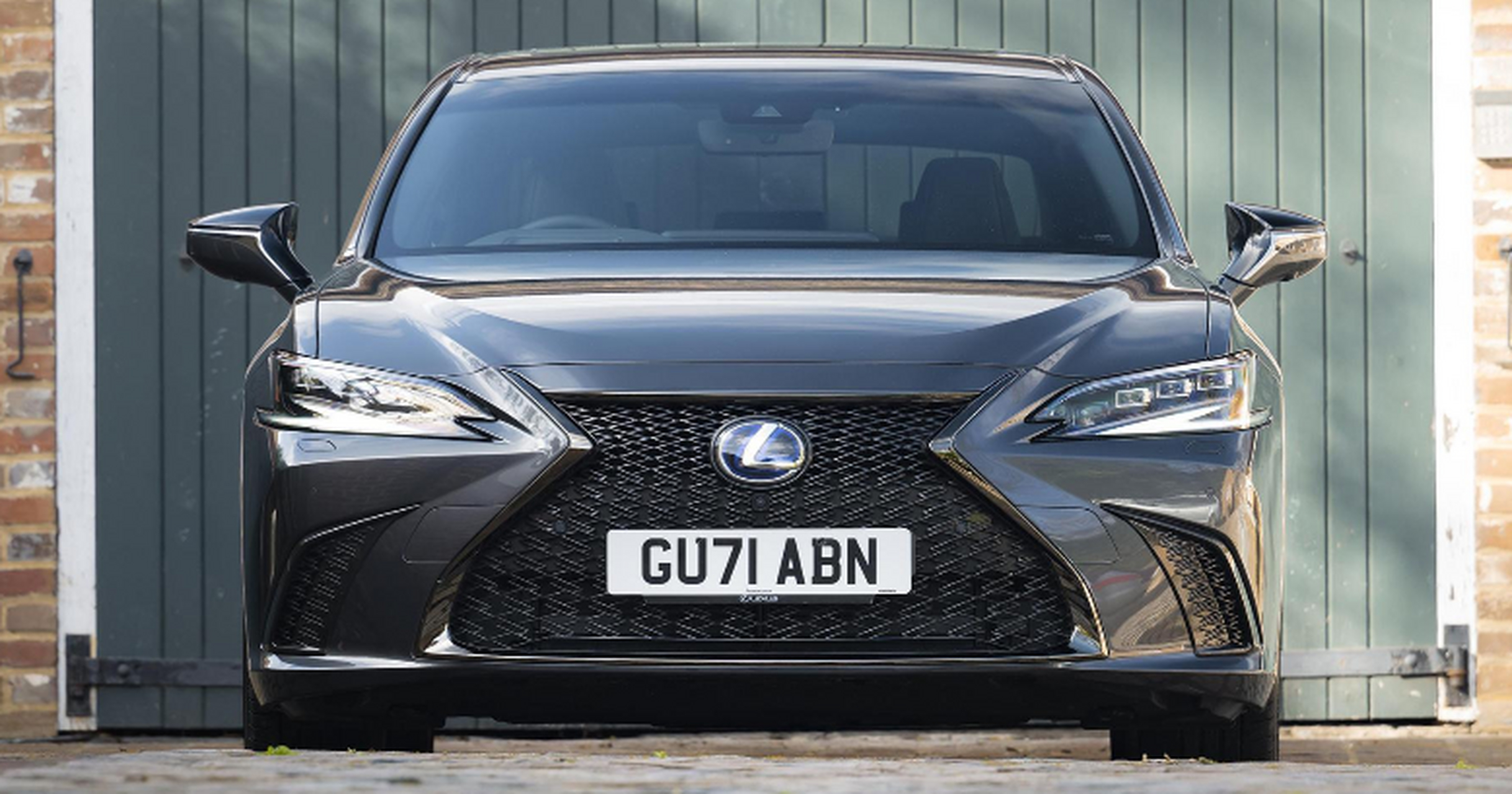 新款雷克萨斯es 300h f sport在外观方面,增加了黑色运动套件,纺锤形