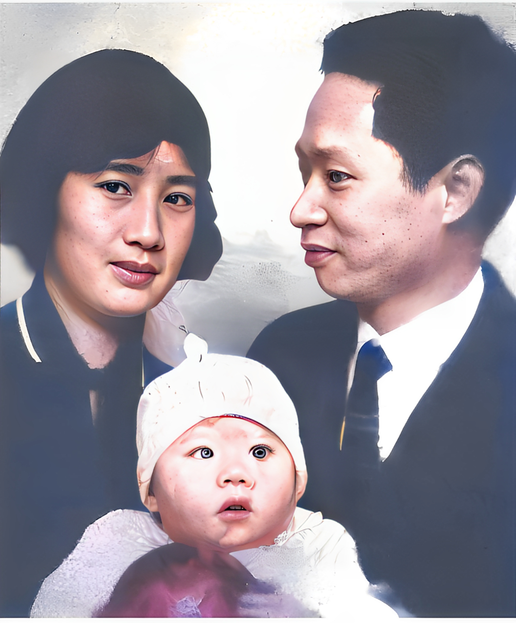 1942年,叶挺的妻子李秀文,女儿叶扬眉与邓颖超的珍贵合影,此时的他们